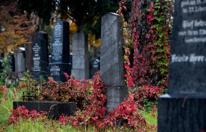 "Туса" на кладбище Одессы: подростки "сходили в туалет" на памятники умерших (видео)