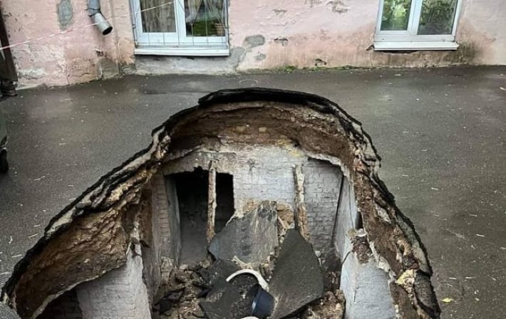 В центре Киева провалился асфальт: внизу оказался подвал исторической усадьбы (фото)