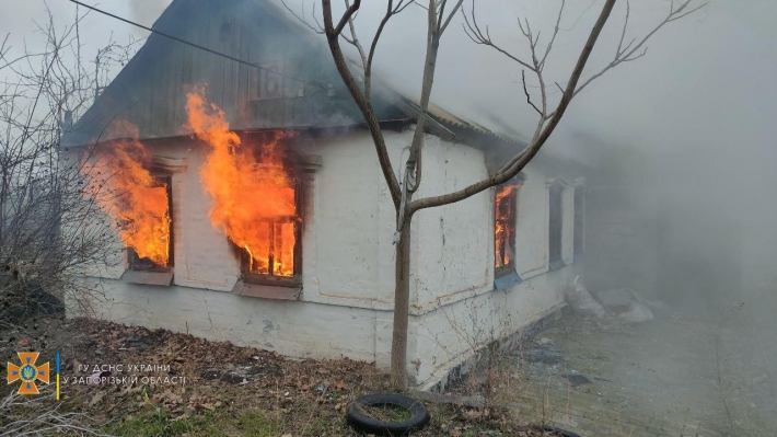 В Бердянске сгорел заброшенный дом (фото)