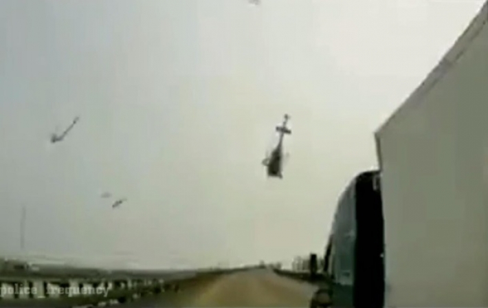 В США вертолет упал на оживленную трассу (видео)