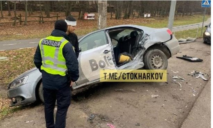 В Харькове произошло ДТП с участием такси: пассажиры вылетели из окна (фото)