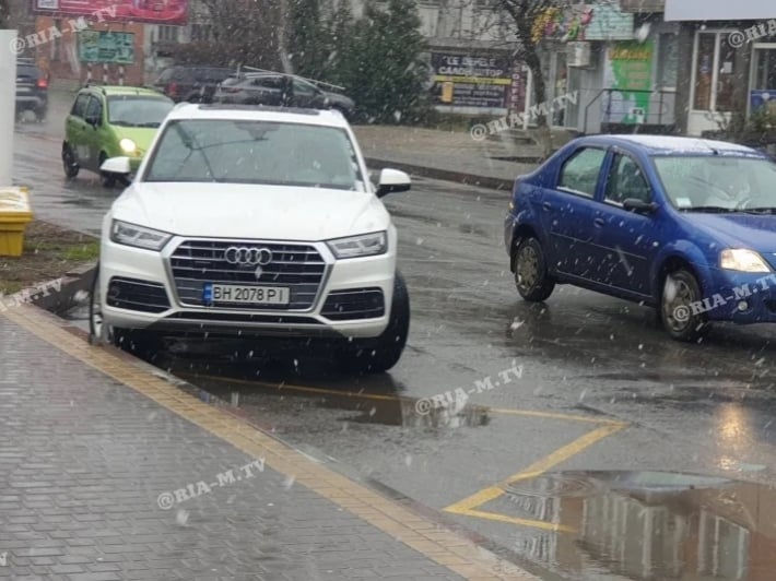 В Мелитополе водитель внедорожника заблокировал остановку (фото)