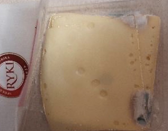 В Мелитополе купили ребенку на завтрак отвратительный сыр - где "сюрприз" ждал (фото)
