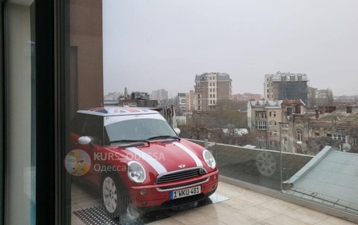 В Одессе авто установили на балконе седьмого этажа (видео)
