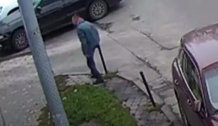 В Одессе странное поведение мужчины возле столба попало на видео: "Возомнил себя королем"