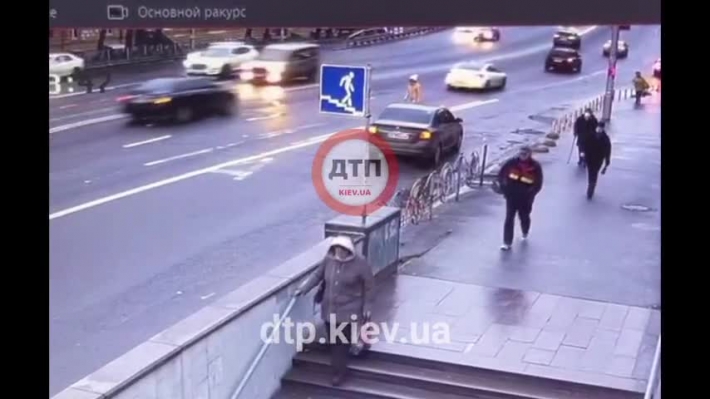 В Киеве девушка попыталась перебежать через 6 полос движения и попала в реанимацию: видео