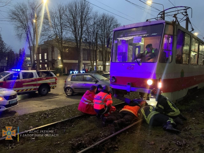 В Запорожье тело погибшего мужчины доставали из-под трамвая (фото, видео)