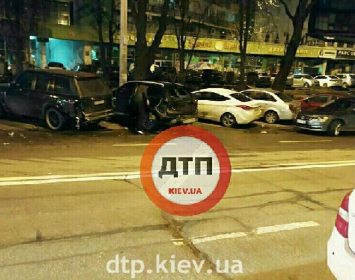 В Киеве неадекват устроил погром на дороге - разбиты более 10 авто: фото