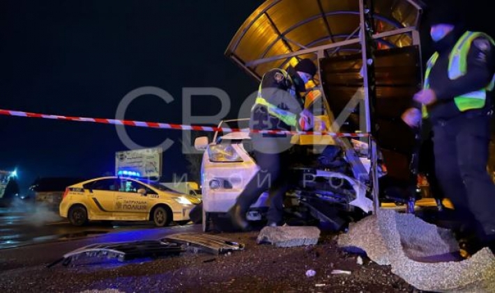 Чудом без жертв: в Кривом Роге пьяный прокурор на Lexus влетел в остановку, фото