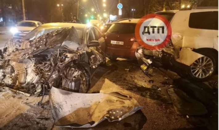Поиски лихача продолжаются: появилось видео ночного погрома авто в Киеве