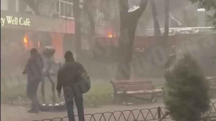 В Киеве вспыхнул ресторан: первые подробности и видео с места
