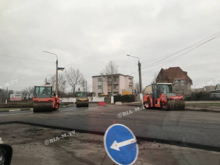 В Мелитополе в праздник ремонтируют дорогу (фото)