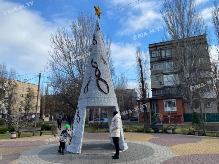 Вигвам или модная елка – что жители Мелитополя говорят о необычной инсталляции (видео)