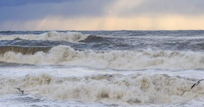 Штормовое предупреждение - в Азовском море волны будут достигать двух метров