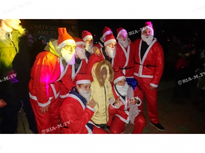 В Мелитополе Дед Морозы устроили танцевальный разогрев (фото, видео)