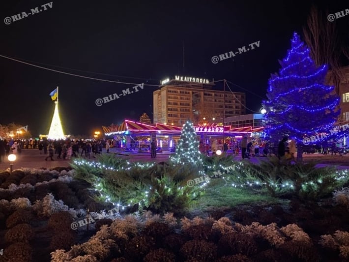 Мелитополь сияет новогодними огнями - народ толпится в очереди у фотозон (видео, фото)