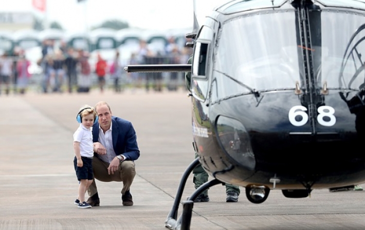 Елизавета II призвала принца Уильяма не летать на вертолетах – СМИ