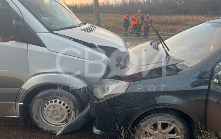 В Кривом Роге авто без водителя врезалось в маршрутку, двое пострадавших (фото)