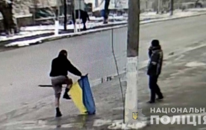 На Днепропетровщине мужчина надругался над украинским флагом