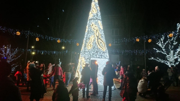 В Мелитополе нестандартная елка-вигвам на празднике стала главной фотозоной (фото, видео)