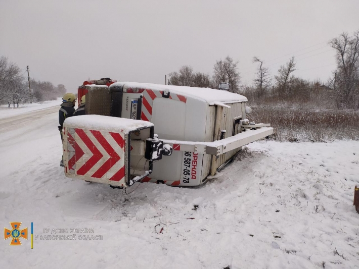На запорожской трассе в результате гололеда перевернулся грузовик