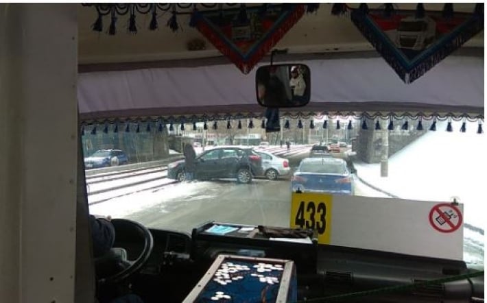 В Киеве из-за ДТП образовалась гигантская пробка на мосту: карта и фото