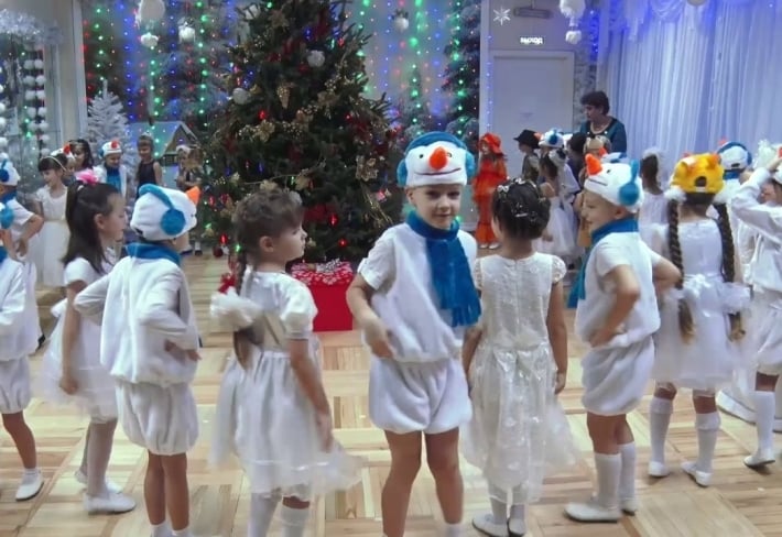 Без родителей и аниматоров - как в Мелитополе будут проходить новогодние утренники в детсадах и школах