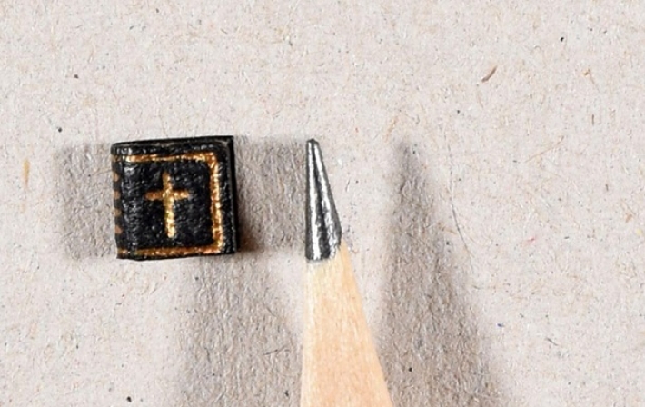 Ушла с молотка одна из самых маленьких книг в мире (фото)