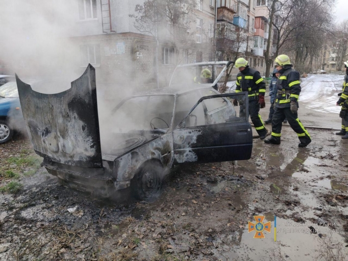 В центре Запорожья снова горел автомобиль (фото)