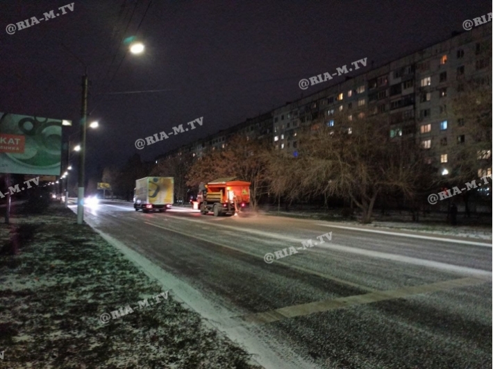 В Мелитополе гололед и снег – коммунальщики посыпают дороги (фото, видео)
