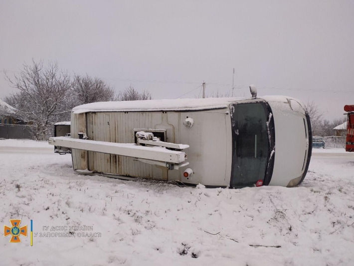 На запорожской трассе спасатели оказали помощь легковушке и грузовику