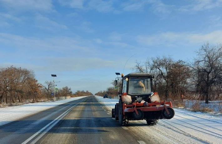 Запорожские трассы дорожники круглосуточно очищают от снега