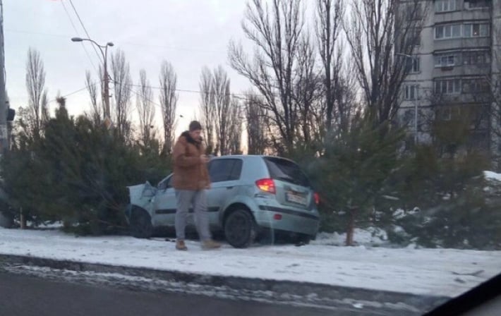 В Киеве автомобиль врезался в елочный базар (фото)
