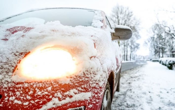 Как безопасно ездить в снегопад и гололедицу: важные советы для водителей