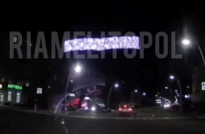 И не пытался тормозить - появился момент ДТП в Мелитополе с девушкой, которую сбил джип (видео)
