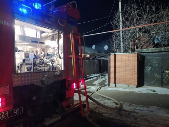 В Мелитополе ночью вспыхнула крыша частного дома (фото)