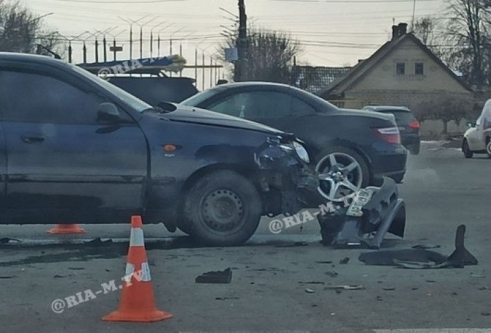В Мелитополе на аварийном перекресте не разминулись БМВ и Ланос (фото)