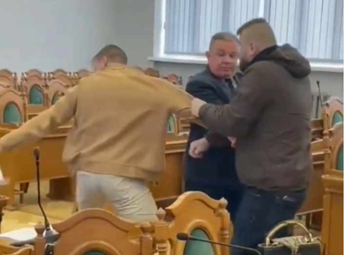 Ведешь себя, как сопляк: во Львове депутаты устроили драку из-за женщины, видео