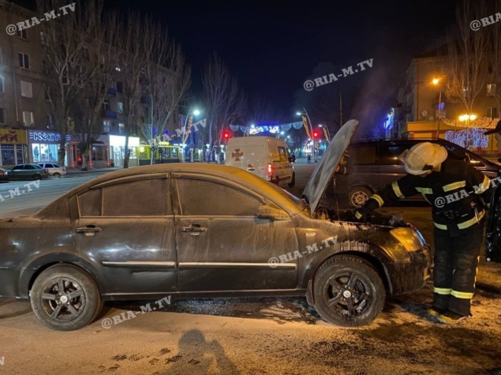 В Мелитополе на центральной площади загорелся автомобиль (фото)