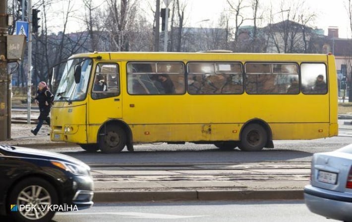 В Киеве маршрутка "сменила резину" прямо на ходу (видео)