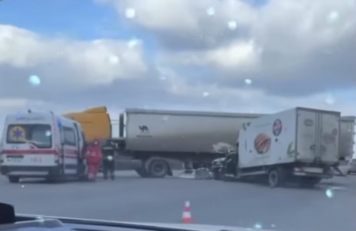 Хлебный фургон влетел под фуру на запорожской трассе (видео)