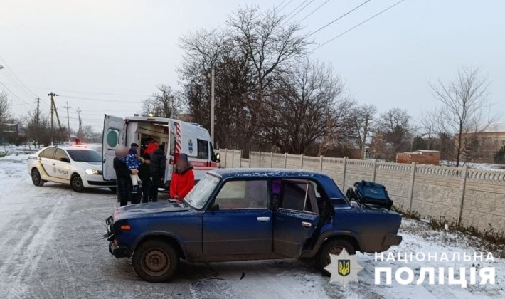 В Запорожской области ВАЗ, объезжая грузовик, наехал на пешехода (фото)