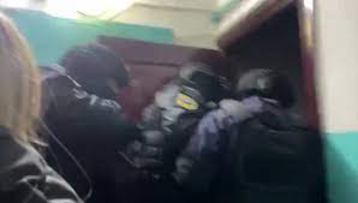 В Киеве мужчина бросил гранату во двор частного дома: момент попал на видео