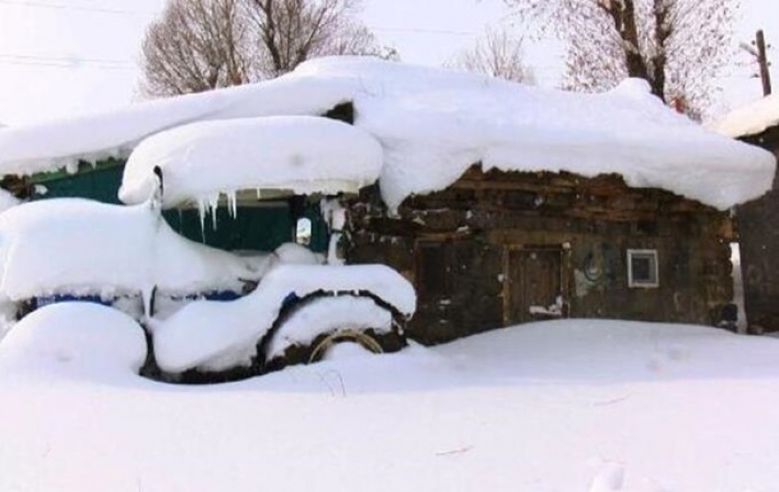 В Турции горные села засыпало снегом по крыши (видео)