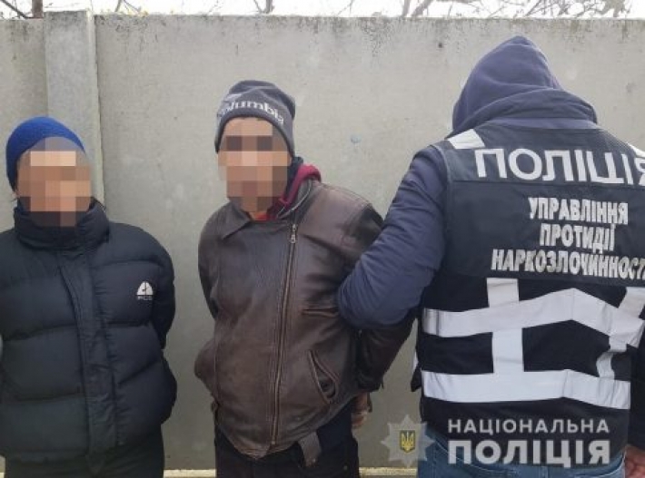 В Мелитополе гастролеров-наркозакладчиков освободили в зале суда