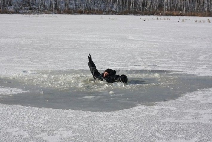 На киевском озере женщина во время катания на коньках провалилась под лед (видео)