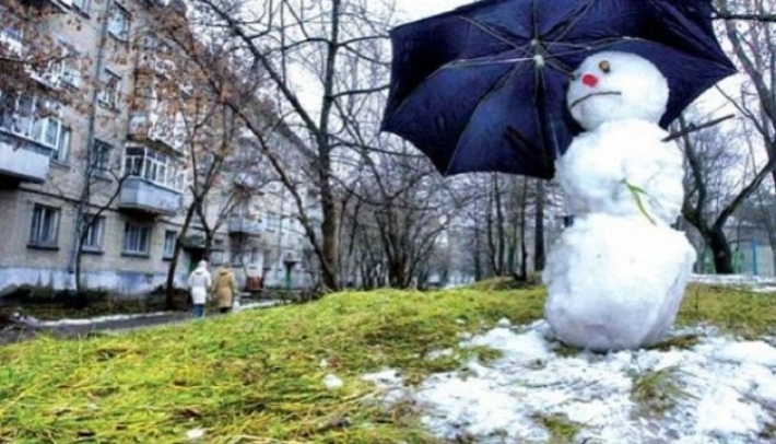Какой снег, такие и снеговики - жители Мелитополя в соцсетях делятся "шедеврами" (фото)