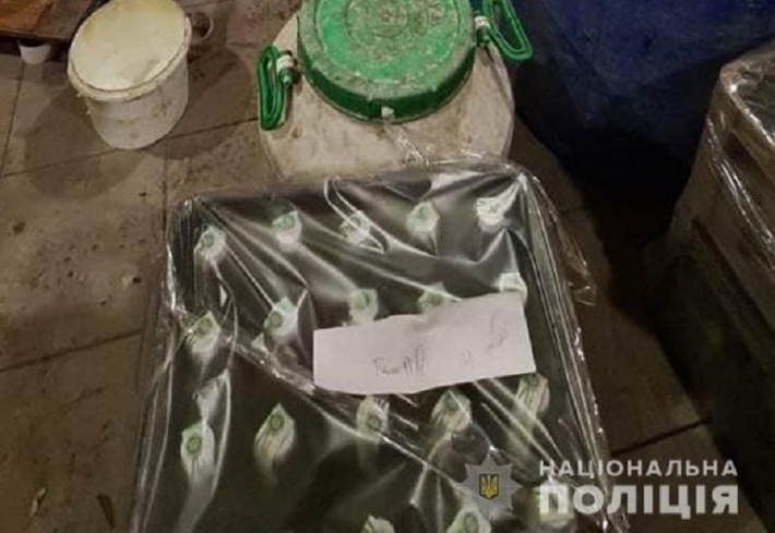 Водку продавали в магазины - полиция нашла склад с контрафактом. Какие торговые марки подделывали (фото)