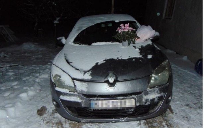 Цветы и бензин: в Киеве ревнивец хотел отомстить жениху бывшей жены, фото