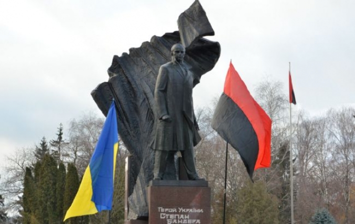 В Тернополе памятник Бандере взяли под круглосуточную охрану: 